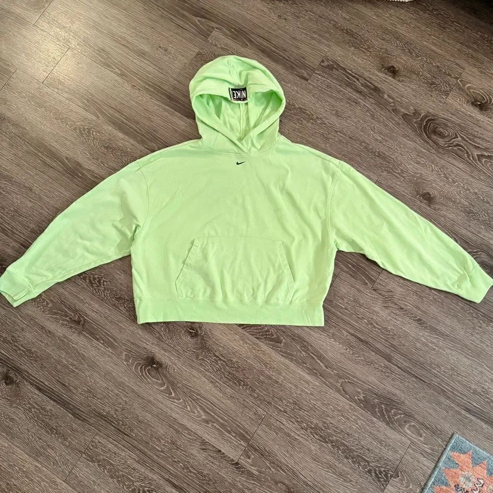 Nike W Washed Hoodie in Ghost Green/Black